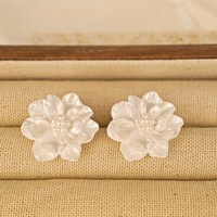 Les boucles d'oreilles camélia, du même style que celles portées par la actrice sud-coréenne Zhao Lusi, dégagent un luxe léger et unique.