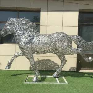 Sculpture d'art en fer forgé sur mesure, abstraite, en treillis métallique ajouré, représentant des animaux (Escargot, Cheval, Papillon, Fourmi), pour l'aménagement paysager extérieur - Product Image 1