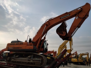 Used Doosan DX500LCA Large Hydraulic Crawler Excavator 50 Ton Korea Original 2023 Low Hours Secondhand Digger for Sale - Product Image 2