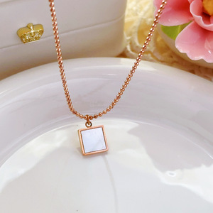Collar con Colgante en Forma de Concha, Geométrico, Chapado en Oro, con Símbolos Grabados, Simple, de Acero Inoxidable, con Eslabones Rectangulares - Product Image 3