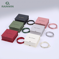 Scatola Portagioie a Forma di Libro con Fiocco 9x9cm, Personalizzabile con Logo, Confezione Regalo in Cartone con Coperchio Apribile, 6 Colori