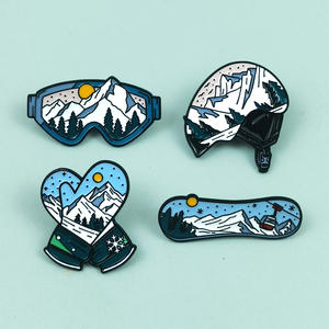 徒步旅行野营头盔手套滑板护目镜户外雪山徽章冒险接近自然珐琅翻领别针 - Product Image 1