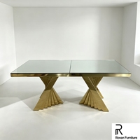 Table de banquet rectangulaire de luxe en acier inoxydable doré avec plateau en verre durable et pieds en forme d'éventail pour événements et fêtes