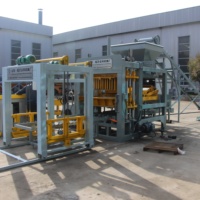 Machine automatique de fabrication de pavés en béton QT4-15 pour projets résidentiels et commerciaux