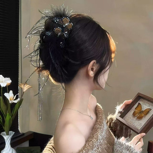 Pince à Cheveux Papillon en Plumes Noires Élégante et Tendance 2026 – Luxe Léger et Mode Féminine – Nouveauté Très Vendue - Product Image 1