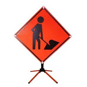 施工人员在工作标志标准警告交通定制反光带卷起标志