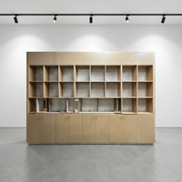 Armoire de présentation de vêtements en MDF à grain de chêne clair, avec étagères en grille et portes, sur mesure