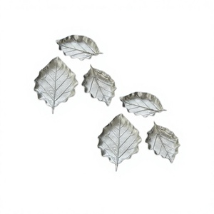 Bandeja para postres con forma de hoja de la mejor calidad en aluminio color plata, plato para servir con forma de hoja a un precio asequible. - Product Image 1