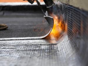 غشاء عازل للماء عالي الجودة من البيتومين المعدل SBS ذاتي اللصق بسماكة 2 مم و3 مم، مقاوم للماء مع ضمان لمدة 5 سنوات - Product Image 6