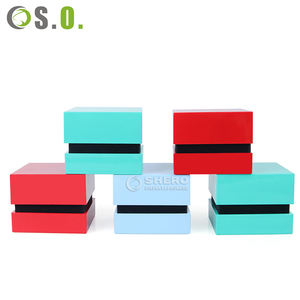 Caja de luz LED de plástico con logotipo personalizado al por mayor, en rojo y azul, para anillos, colgantes, pulseras, brazaletes, collares y joyas. - Product Image 1