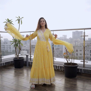 Hermoso Vestido Largo Anarkali Amarillo Moderno de Estilo Indio, con Dupatta de Diseñador, para Mujer, para Fiestas de Diwali, de Alta Calidad, Envío Rápido - Product Image 1