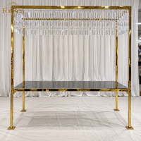 Table de présentation de gâteau de mariage moderne avec miroir, quatre poteaux et rideau de cristal, cadre en métal doré effet miroir, mobilier d'hôtel pour salle à manger