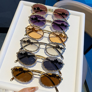 Gafas de Sol Ovaladas con Montura Dorada y Diamantes de Imitación, Estilo 2025, Forma Cóncava, Montura Completa, Lentes con Protección UV400 - Product Image 4