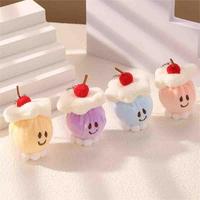 Porte-clés pendentif en peluche 3D doux et adorable en forme de cupcake cerise pour sacs et accessoires de bijouterie