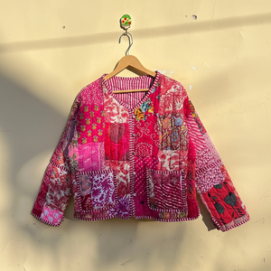 Veste patchwork rose faite à la main, manteau matelassé Kantha, coton floral, patchwork d'hiver, manteau réversible, vêtements de rue bohèmes, veste décontractée - Product Image 1