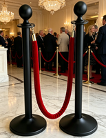 Poteau de guidage noir mat avec corde en velours rouge et base évasée pour la gestion de foule