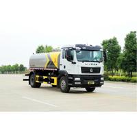 Camion arroseur SINOTRUK 15CBM à faible consommation de carburant, buses de pulvérisation multidirectionnelles, utilisation facile, véhicule de nettoyage de rue