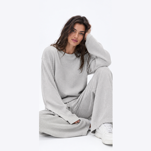 Ensemble de survêtement personnalisé en tricot gaufré pour femme – Sweat-shirt à manches longues et col rond et pantalon large pour l'automne - Product Image 2