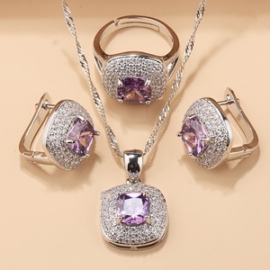 Un ensemble de bijoux luxueux avec des éléments élégants et classiques pour les mariées et les demoiselles d'honneur, incluant de la zircone cubique de haute qualité - Product Image 1