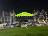 Structure modulaire légère en alliage d'aluminium de forme carrée inclinée pour événements extérieurs, conçue pour suspendre des enceintes, capacité de charge de 300 kg