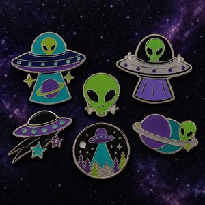 Pin de solapa metálico decorativo de alta calidad al por mayor, personalizado con diseño de OVNI alienígena, insignia para amantes de OVNI de ciencia ficción y criaturas interstelares - Product Image 1