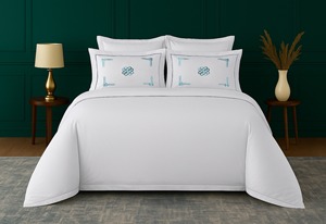 Housse de coussin Tranquil Bloom, housse de coussin florale douce, tissu respirant, design botanique calme, résistant à la décoloration - Product Image 2