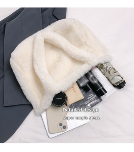 Borsa personalizzata autunno inverno morbida e soffice borsa da donna in peluche borsa Tote in <span class=keywords><strong>pelliccia</strong></span> sintetica <span class=keywords><strong>con</strong></span> fodera per negozi di trucco in tessuto di marche di moda - Product Image 3