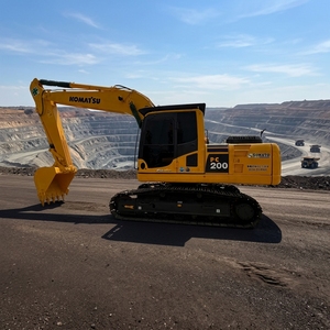 รถขุดไฮดรอลิกแบบตีนตะขาบ KOMATSU รุ่น PC200-8 มือสอง ขนาด 20 ตัน พร้อมเครื่องยนต์ เกียร์ PLC และปั๊ม - Product Image 1
