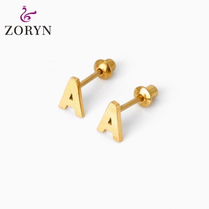 ต่างหูแบบติดหู สแตนเลสสตีล 316L กันน้ำ ชุบทอง 18K PVD แบบเกลียว ตัวอักษร Z  ปลอดภัยต่อผิวแพ้ง่าย ทนทาน สำหรับผู้หญิง - Product Image 2
