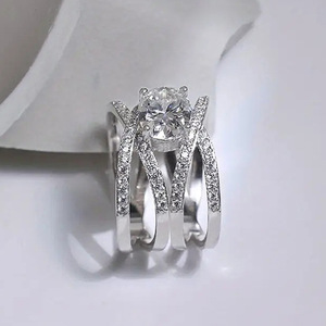 Anello Classico a Forma Rotonda con Design a Croce per Donne - Product Image 3