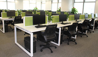 Postes de travail ouverts modernes, tables d'ordinateur de bureau, mobilier de bureau, bureaux PC, postes de travail modulaires à cloisons ouvertes
