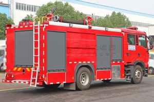 Camion de pompiers HHowo 4*2 à mousse sèche 6600L combiné avec un camion de sauvetage et de lutte contre les incendies à eau et mousse. - Product Image 5