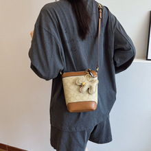 Bolso de Hombro en Forma de Cubo de PU para Mujer, Diseño Único con Letras, Correa Cruzada, Versátil y Moderno para Uso Diario, Forro de Poliéster - Product Image 4