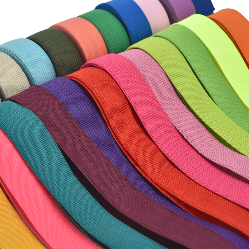 Fascia elastica piatta lavorata a maglia elasticizzata in gomma poliestere bianca e nera colorata di larghezza personalizzata per cucire