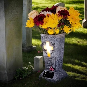 Jarrón de tumba de cementerio solar con Cruz iluminada, jarrones de cementerio de resina con picos, jarrón de tumba de cementerio solar tallado - Product Image 1