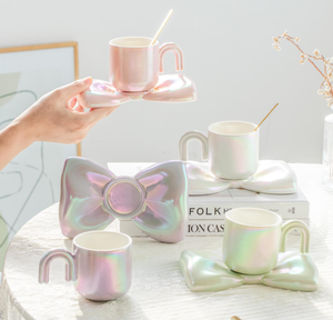 Juego de Tazas y Platos de Café con Lazo Iridiscente Electrochapado, Taza de Cerámica 3D Personalizable, Regalo Perfecto para Parejas y Bodas - Product Image 1