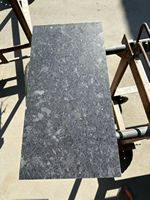 Granit noir et gris acier du Cambodge en gros, découpé sur mesure, poli/lustré/flamé/fini cuir, durable pour sols extérieurs