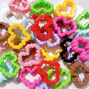 Venta al por mayor de dijes 3D de resina con diseño de corazón hueco estilo retro de dibujos animados, accesorios DIY para el cabello y decoraciones para fundas de teléfono. - Product Image 6