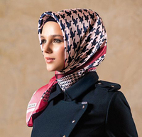 Hijab Tudong imprimé de style tendance pour femmes malaisiennes, motif à pois noirs, hijab en polyester violet clair, foulard musulman