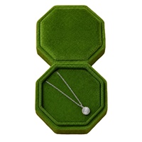 Boîte à bijoux hexagonale en velours vert foncé pour la vente en gros, avec éponge et doublure en flanelle, logo personnalisé disponible