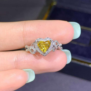 Anillo de zafiro amarillo natural talla corazón con halo de oro de 18K y 52 diamantes de acento de 0.237ct, con talle infinito, para mujer. - Product Image 2