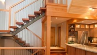 Escalier intérieur flottant, marches en bois massif, support métallique, balustrade en verre pour la rénovation de la maison