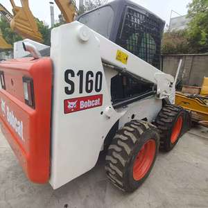 Chargeuse compacte Bobcat S160 d'origine américaine avec godet de terrassement d'une capacité de 0,33 m³ et un poids opérationnel de 2,7 tonnes, en bon état. - Product Image 4