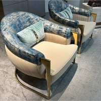 Italienische Luxusvilla: Großes, hochwertiges, bewegliches Massivholzsofa mit Schnallen und Muscheldesign für luxuriöse Wohnzimmer in Herrenhäusern