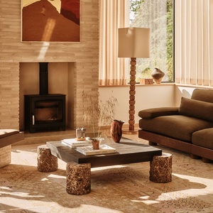 Mesa de Centro Cuadrada Personalizada con Tapa de Madera Oscura, Patas Cilíndricas de Piedra Natural Rústica, Estilo Wabi Sabi para Sala de Estar - Product Image 1