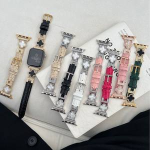 <span class=keywords><strong>Bracelet</strong></span> de montre en cuir souple à la mode pour <span class=keywords><strong>Apple</strong></span> <span class=keywords><strong>Watch</strong></span> 45mm 44mm 42mm 41mm motif trèfle à quatre feuilles femmes <span class=keywords><strong>Bracelet</strong></span> montre-<span class=keywords><strong>bracelet</strong></span> bande - Product Image 1