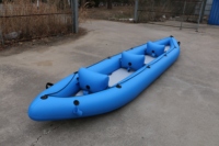 Le nouveau kayak gonflable robuste et durable pour trois personnes est parfait pour les sports nautiques de loisirs.
