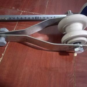 Plaque de poteau courbée avec isolateur en porcelaine, support en acier galvanisé pour câblage électrique extérieur - Product Image 4