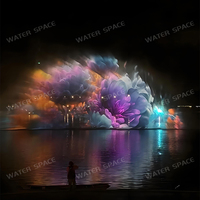 Structure d'imagerie par projection laser sur écran d'eau et diffusion de brume pour créer une ambiance nocturne immersive dans les lieux en bord de mer