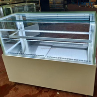 Étagères multi-niveaux pour boulangerie, vitrine réfrigérée pour desserts en mousse, refroidisseur à gâteaux avec finition marbrée